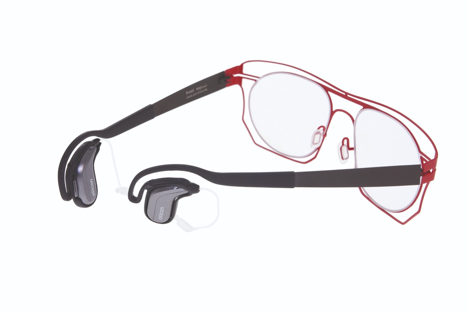 Rote frost Brille mit frost FlexTip-Bügelenden, die Hinterohr-Hörgeräte aufnehmen